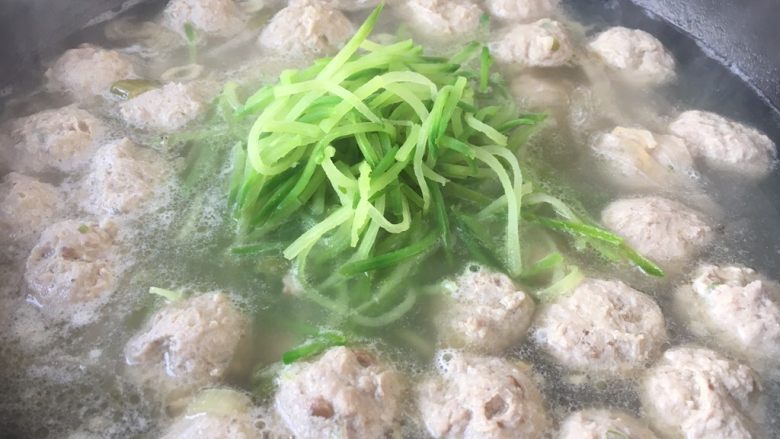青萝卜肉圆汤(附详细和馅配方图),放入炒过的青萝卜丝。