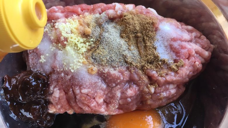 青萝卜肉圆汤(附详细和馅配方图),放入3分之一小勺的鸡汁酱。