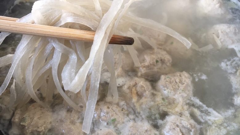 青萝卜肉圆汤(附详细和馅配方图),放入宽粉丝。