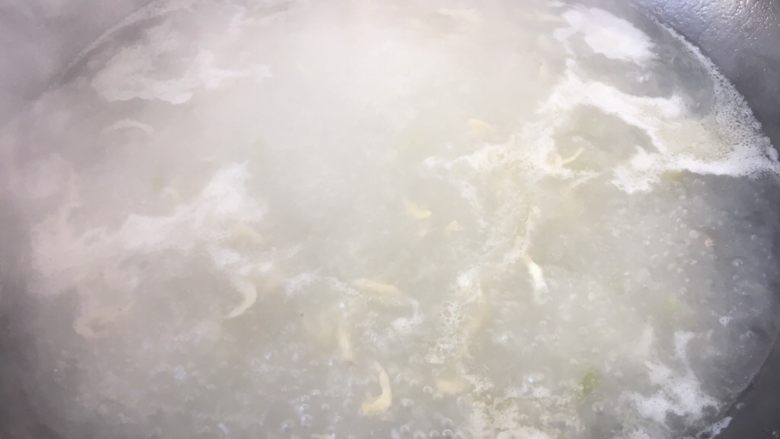 青萝卜肉圆汤(附详细和馅配方图),大火煮开,熬制10分钟左右汤色变白。
