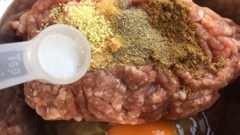 青萝卜肉圆汤(附详细和馅配方图),放入2分之一小勺的盐。