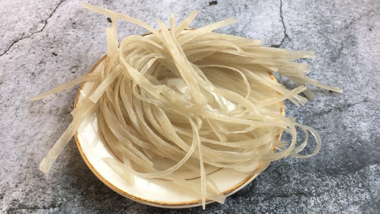 青萝卜肉圆汤(附详细和馅配方图),宽粉丝提前泡软备用。