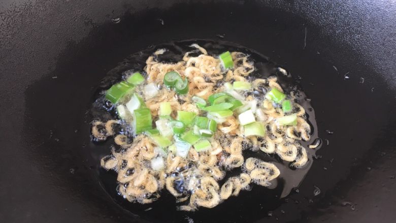 青萝卜肉圆汤(附详细和馅配方图),热锅凉油放入干虾皮,干虾皮炒至浅金黄色有香味时放入葱花爆香。