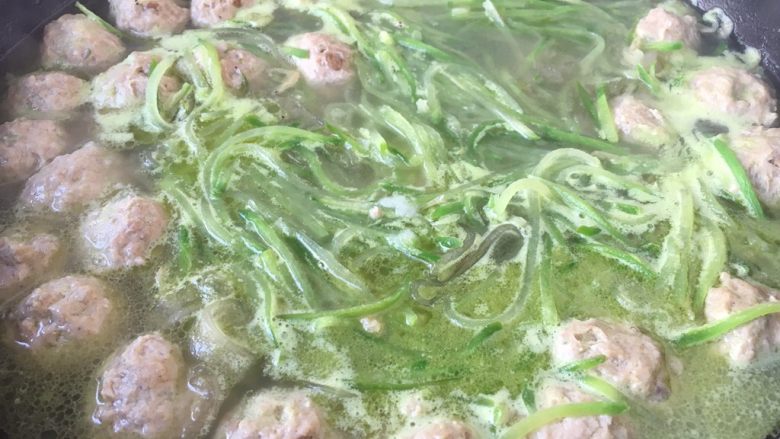 青萝卜肉圆汤(附详细和馅配方图),大火煮开,煮至你所喜欢的青萝卜丝和粉丝的软硬度即可,放入适量的盐调味,放入白胡椒粉增鲜提味即可。