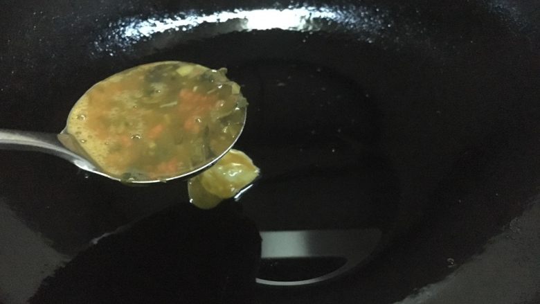 做饼 +香椿鸡蛋软饼,锅温热后,在锅底抹一层油,油温3成热时放入1勺的鸡蛋液。