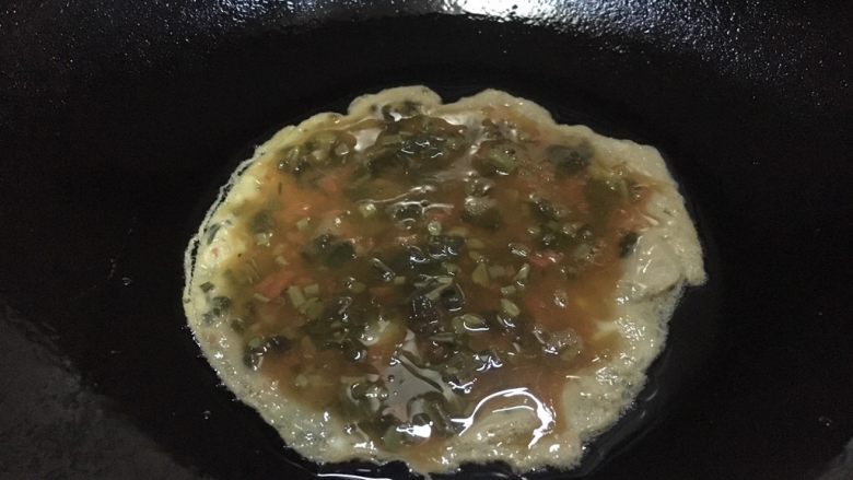 做饼 +香椿鸡蛋软饼,垂直倒入鸡蛋液后,鸡蛋液自然形成一个圆形。