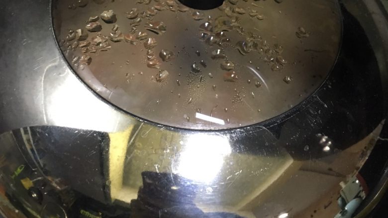 梅菜肉饼,水开后放蒸架上
中高火 15分钟后关火 焖5分钟
中途不要打开盖子