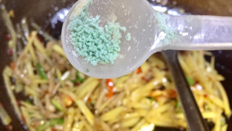 土豆爱上肉,土豆丝变透明断生放入果蔬鲜(根据各人口味调节时间)