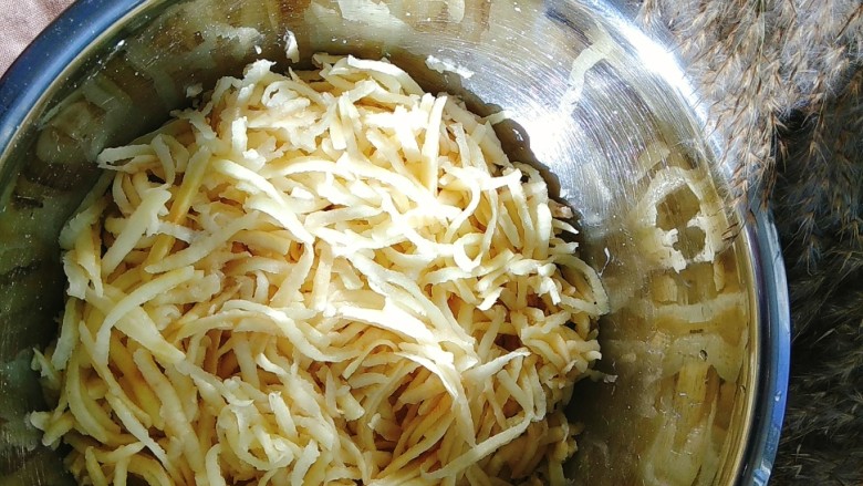 香煎土豆丝饼,<a style='color:red;display:inline-block;' href='/shicai/ 23'>土豆</a>削皮,洗干净,用擦菜板擦丝;