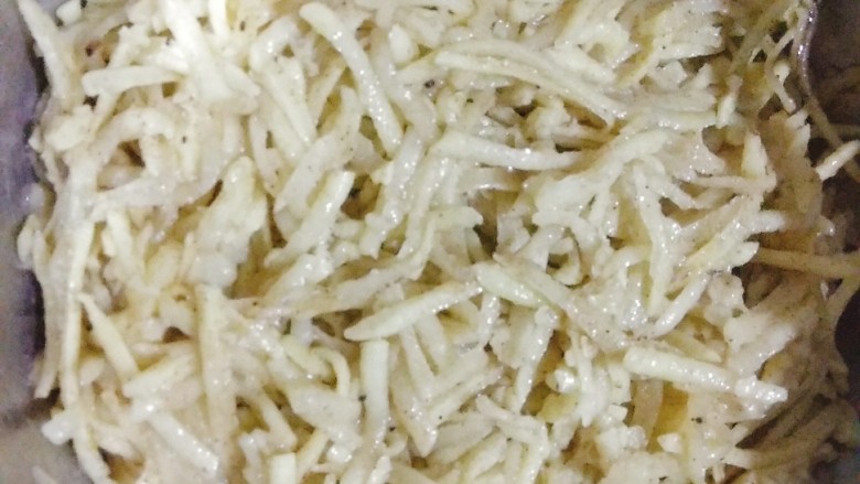 香煎土豆丝饼,用筷子搅拌或者直接戴一次性手套抓拌混合均匀;