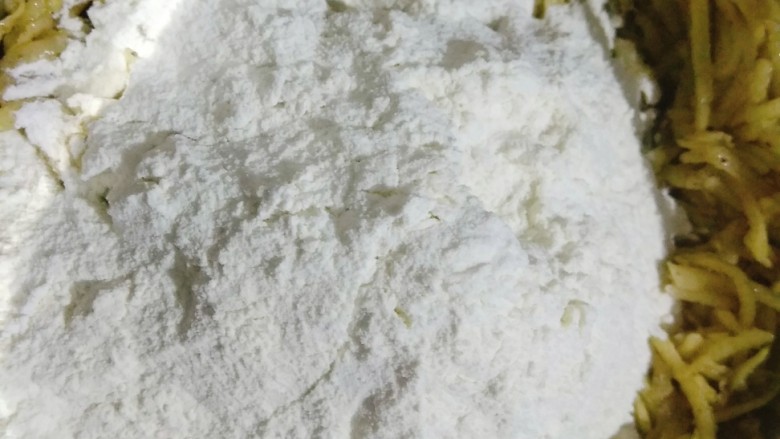 香煎土豆丝饼,加入适量<a style='color:red;display:inline-block;' href='/shicai/ 550'>高筋面粉</a>;