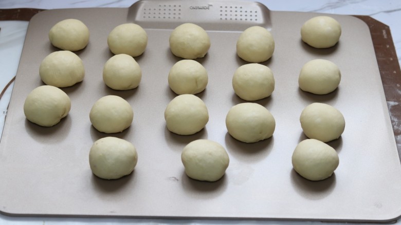 蓝莓乳酪面包,放在烤盘上,放入烤箱第二次发酵