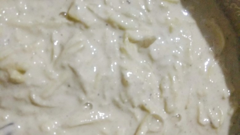 香煎土豆丝饼,混合均匀,面糊是比较粘稠的状态,但是又可以很顺畅的流淌的;