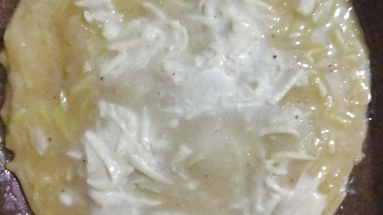 香煎土豆丝饼,在面糊开始凝固时在饼的周围加黄油;