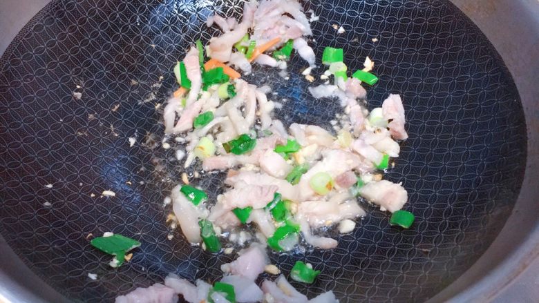 实用快手系列★茄子炒尖椒,下肉丝,炒至变色,出香味。