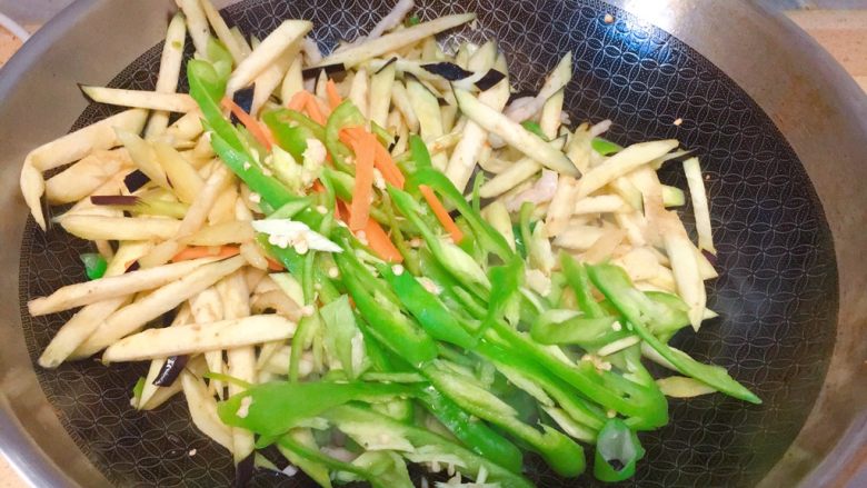 实用快手系列★茄子炒尖椒,接下来是辣椒丝和胡萝卜丝,翻炒1分钟。