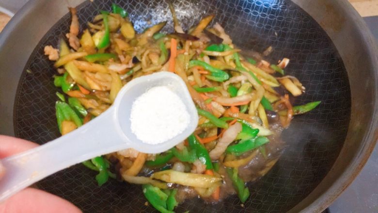 实用快手系列★茄子炒尖椒,再下盐,大概4-6g