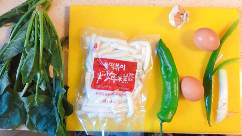 韩餐丰满版★红彤彤的炒年糕,我们准备的食材,就是这些了。佳儿做的是丰满版的,哈哈,大家自己可以只做清爽版的,即只有<a style='color:red;display:inline-block;' href='/shicai/ 552'>年糕</a>和辣椒和洋葱的那种。