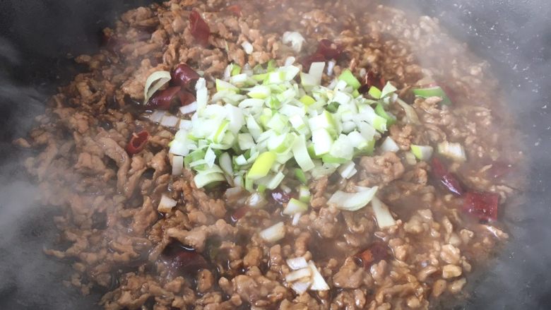 下饭神菜 肉末烧海带,放入葱花,翻炒均匀。