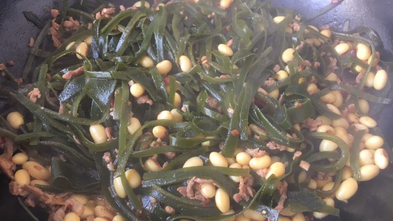 下饭神菜 肉末烧海带,中火烧制约10分钟左右,烧至海带软嫩黄豆成熟即可。可根据个人口味加盐调味。
