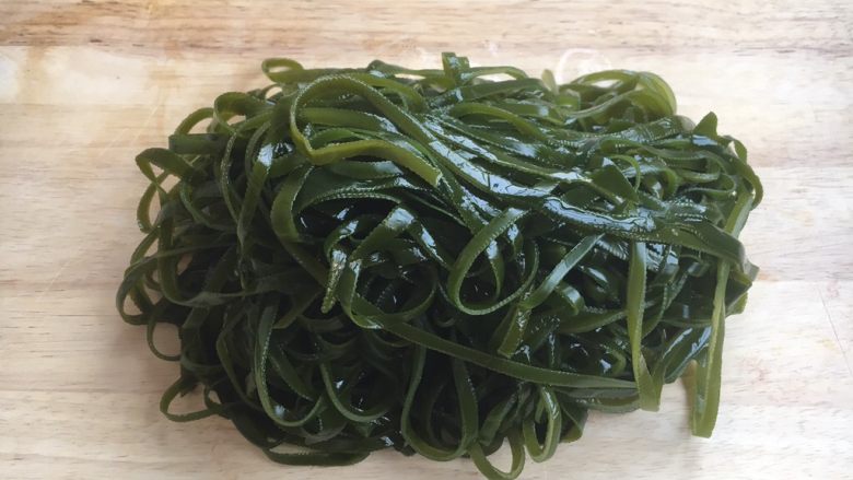 下饭神菜 肉末烧海带,海带反复清理干净,沥干水分,切成自己喜欢的长短的段。