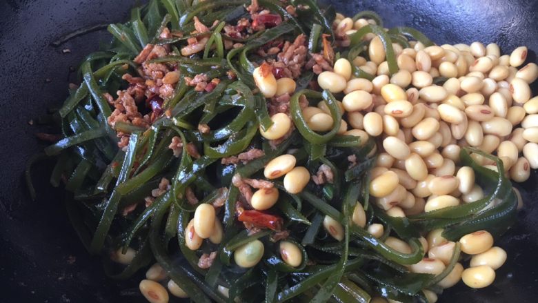 下饭神菜 肉末烧海带,放入海带和黄豆,翻炒均匀。