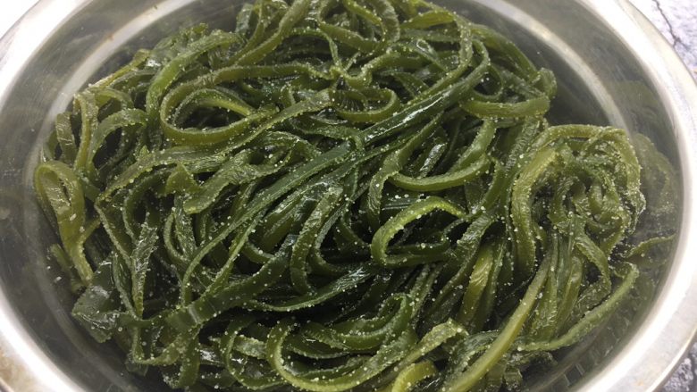 下饭神菜 肉末烧海带,<a style='color:red;display:inline-block;' href='/shicai/ 277'>海带</a>用水浸泡,析出盐分。