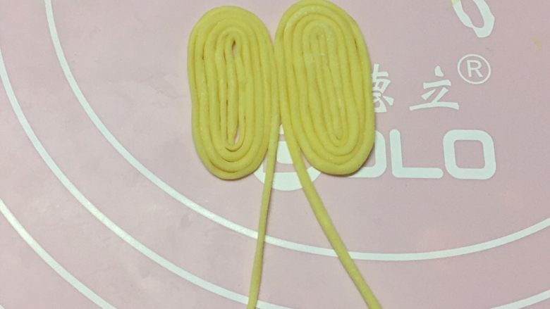 枣花馍,接下来做枣花馍的顶花:搓两条细长条卷起,卷好如上图。