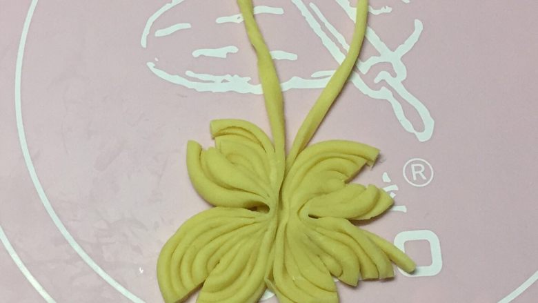 枣花馍,然后用筷子从中间夹起,四个角用刀切开,做好如上图。