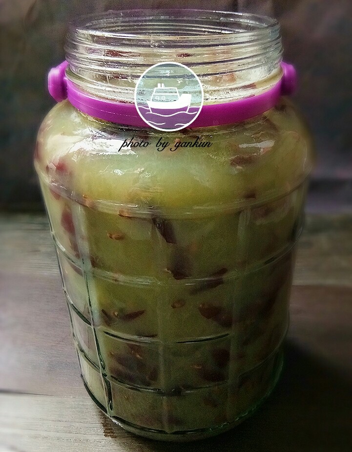 自制葡萄酒,然后取一个大的罐子,把白糖和葡萄混合放到一起,葡萄要用手捏碎,如图