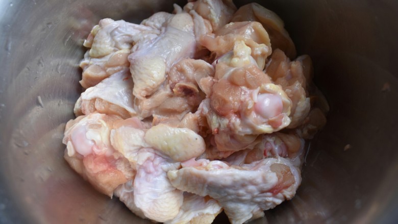 香菇鸡块,我用的<a style='color:red;display:inline-block;' href='/shicai/ 4758'>鸡翅根</a>,用鸡腿或者整鸡都可以。将鸡剁成块儿,洗干净