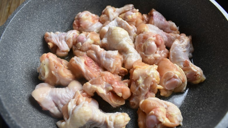 香菇鸡块,锅中倒油,油热下入腌制好的鸡块