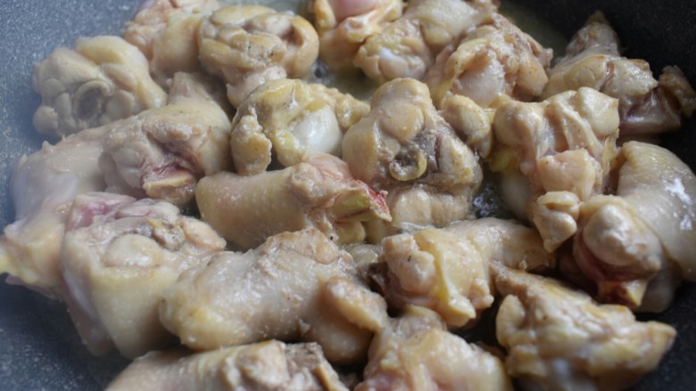 香菇鸡块,炒至鸡块表面变色,微微变黄盛出