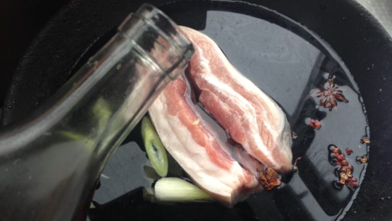 梅菜扣肉,倒入<a style='color:red;display:inline-block;' href='/shicai/ 718'>料酒</a>，大火烧开后，转中小火煮1小时