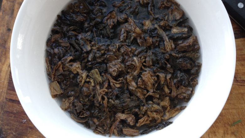 梅菜扣肉,<a style='color:red;display:inline-block;' href='/shicai/ 707'>梅干菜</a>凉水浸泡，洗净，控水