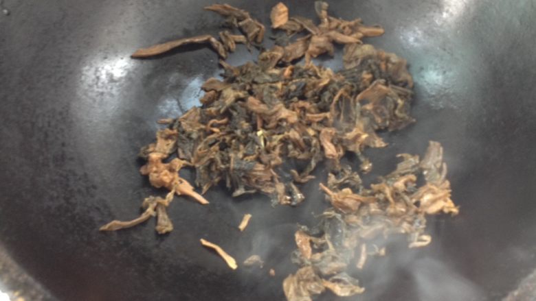 梅菜扣肉,锅热放油，放入梅干菜翻炒
