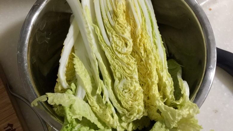 鲜美好滋味➕上汤娃娃菜,娃娃菜纵切一分为四或为六,清水浸泡清洗