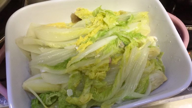 鲜美好滋味➕上汤娃娃菜,关火,先把娃娃菜盛出铺在盘底,再把鸭蛋皮蛋火腿连汤汁浇在娃娃菜上,最后撒上小葱末即可。我今天糊涂了,都拍完照开吃了才想起我切的葱末还没有加上😅