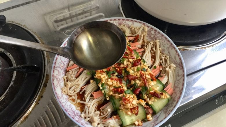 翠首雪尾傲天歌➕蒜蓉金针黄瓜卷,用小勺,加入少许食用油,直接在火上加热到油八成热,微微冒烟,把热油浇在黄瓜卷上,即可