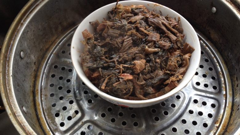 梅菜扣肉,上锅水开后蒸40分钟