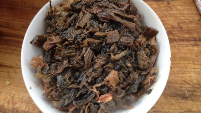 梅菜扣肉,盛出码入放有五花肉片的碗中