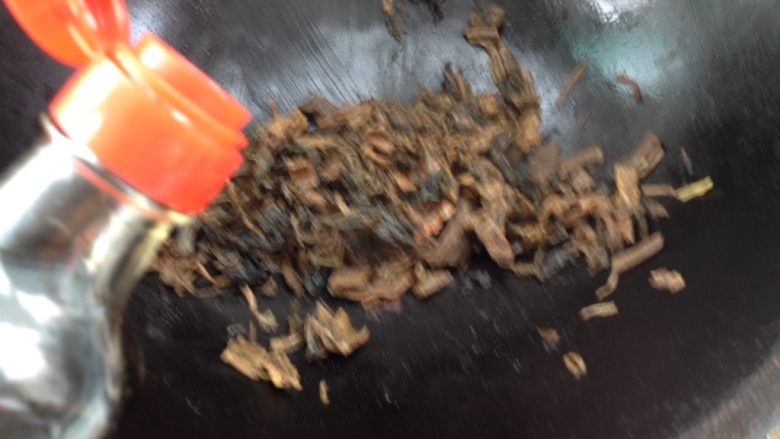 梅菜扣肉,放入生抽翻炒均匀