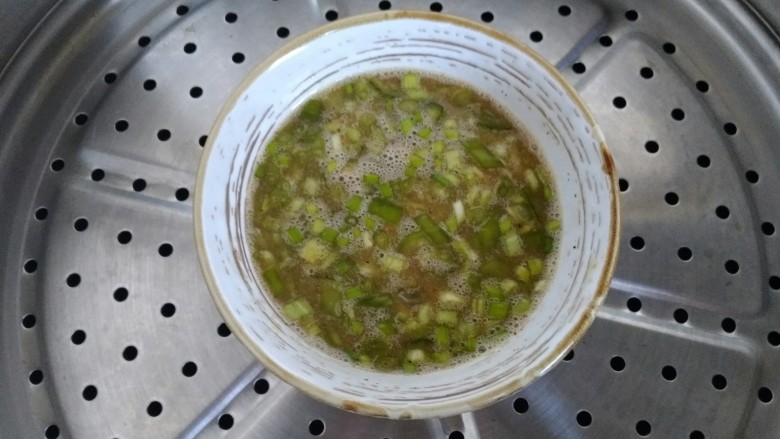 尖椒鸡蛋焖子,蒸锅加入水,烧开后放入焖子,蒸大约10分钟。