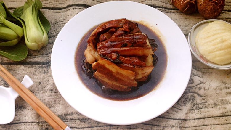 梅菜扣肉,五花肉倒扣盘中，浇入汤汁即可