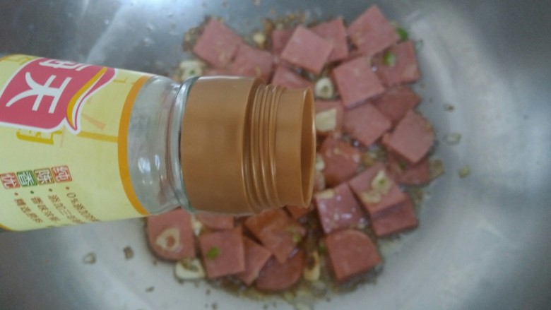 尖椒炒午餐肉,倒入适量<a style='color:red;display:inline-block;' href='/shicai/ 718'>料酒</a>,翻炒均匀。