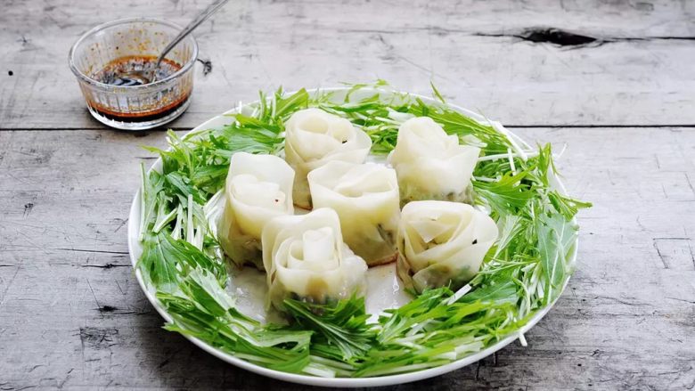 玫瑰花饺子,把饺子盛出来后,可以用些绿叶菜来点缀一下,更诱人!