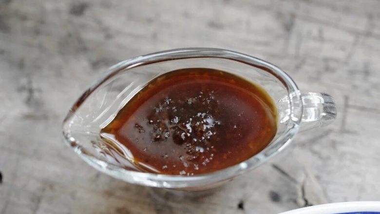 玫瑰花饺子, 做个蘸酱:倒上醋,油泼辣子,糖。