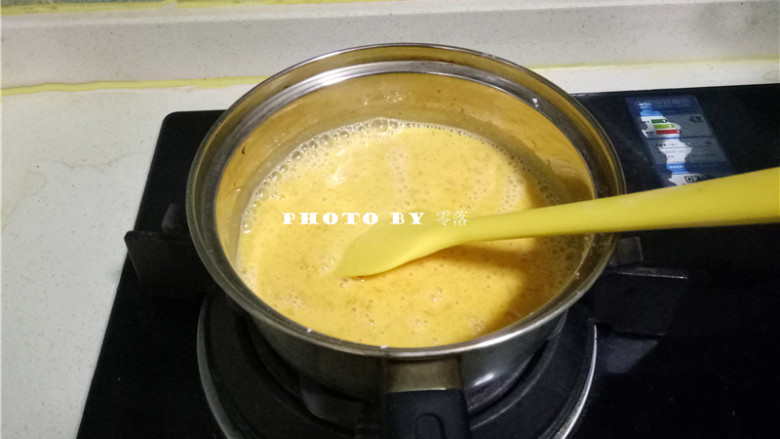 椰蓉南瓜糕,将奶锅置于火上,小火加热;一边加热,一边用刮刀搅拌均匀;防止粘锅;