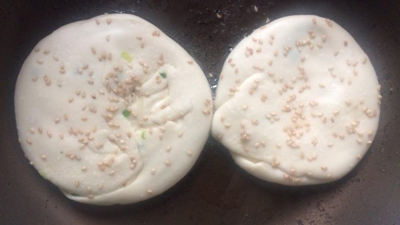 做饼➕发面油酥芝麻饼,平底锅,放少量油抹匀,将饼放进去小火煎
