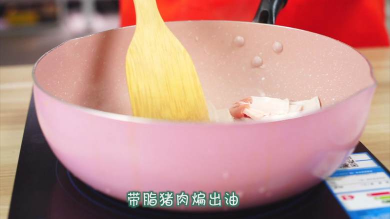 干锅千页豆腐,接下来将剩下的带脂猪肉放入锅内,
